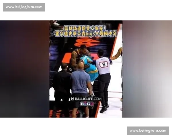 克劳福德手指插鼻挑衅 史蒂芬森霍华德爆发抱摔冲突 克劳福德手指插鼻挑衅 史蒂芬森霍华德爆发抱摔冲突