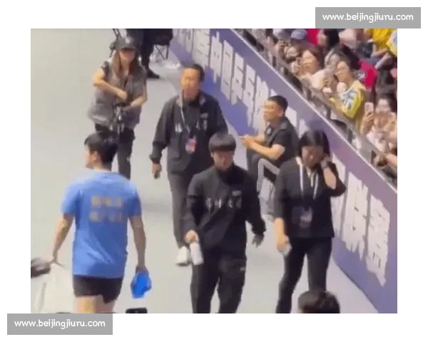 场边零互动引争议,孙颖莎举动暗藏深意 场边零互动引争议,孙颖莎举动暗藏深意