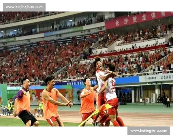 湘超揭幕战燃爆贺龙 娄底啦啦队客场掀热浪